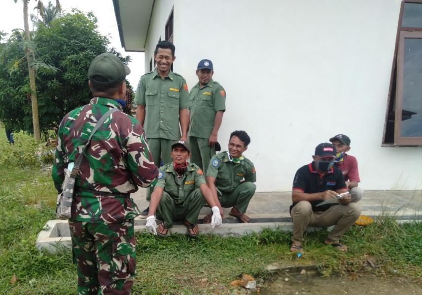 Babinsa Koramil 02/Rambah Komsos Bersama Linmas