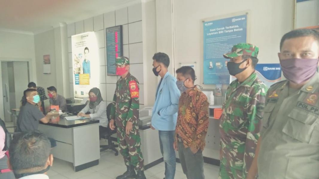 Babinsa Koramil 05/Kampar Kiri Bersama Pol PP Lakukan Himbauan Sosialisasi New Normal