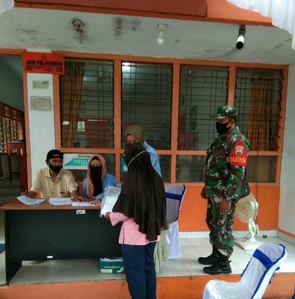 Babinsa Koramil 05/Kampar Kiri Dampingi Penyaluran Bantuan Sosial Tunai di Kantor Pos Lipat Kain