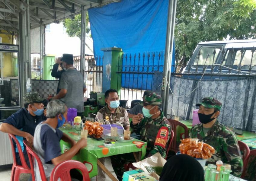 Babinsa Koramil 06/SH Lakukan Komsos dan Penegakkan Disiplin Protokol Kesehatan