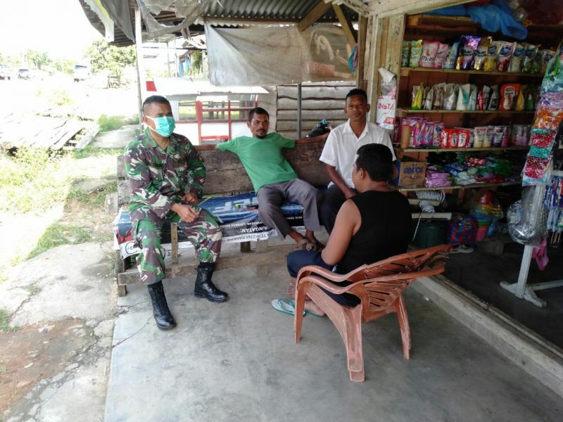 Babinsa Koramil 12/XIII Koto Kampar Himbau Warga dan Pedagang Taati Protokoler Kesehatan