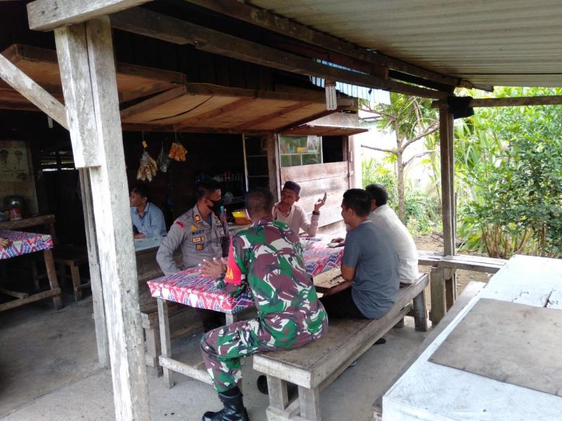 Babinsa Koramil 12/XIII Koto Kampar Laksanakan Komsos Penerapan Protokol Kesehatan 