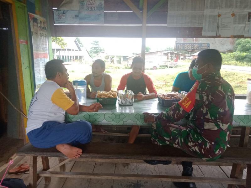 Babinsa Koramil 12/XIII Koto Kampar Terus Lakukan Himbauan Protokol Kesehatan Kepada Warga