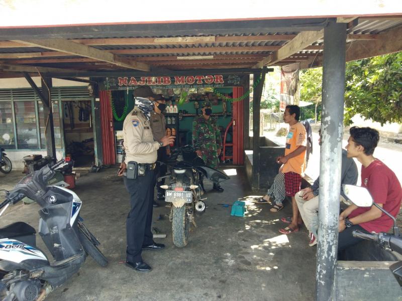 Babinsa Koramil 13/Rokan dan Bhabinkamtibmas Disiplinkan Warganya yang Tak Gunakan Masker