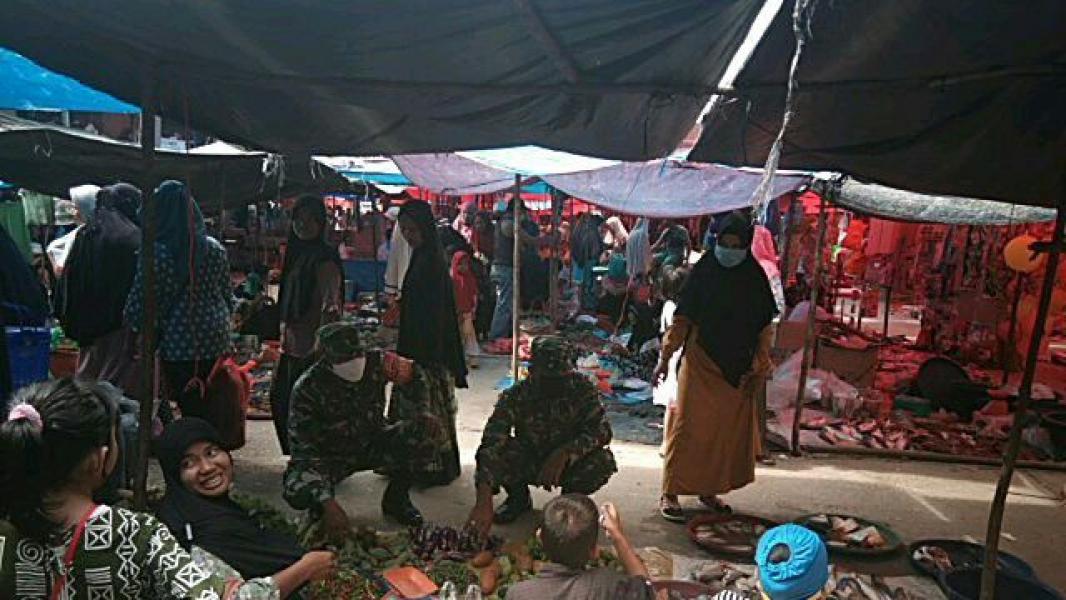 Babinsa Koramil 14/Kepenuhan Cek Harga Sembako di Pasar