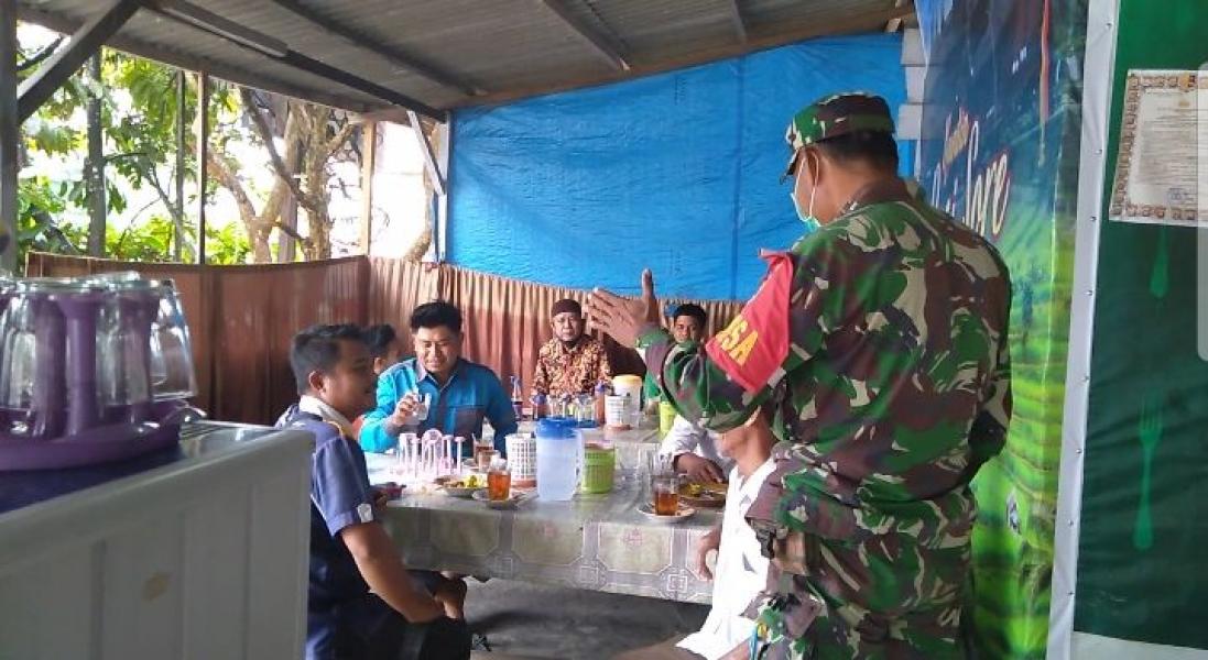 Babinsa Koramil 14/Kepenuhan Himbau Warga Tetap Gunakan Masker