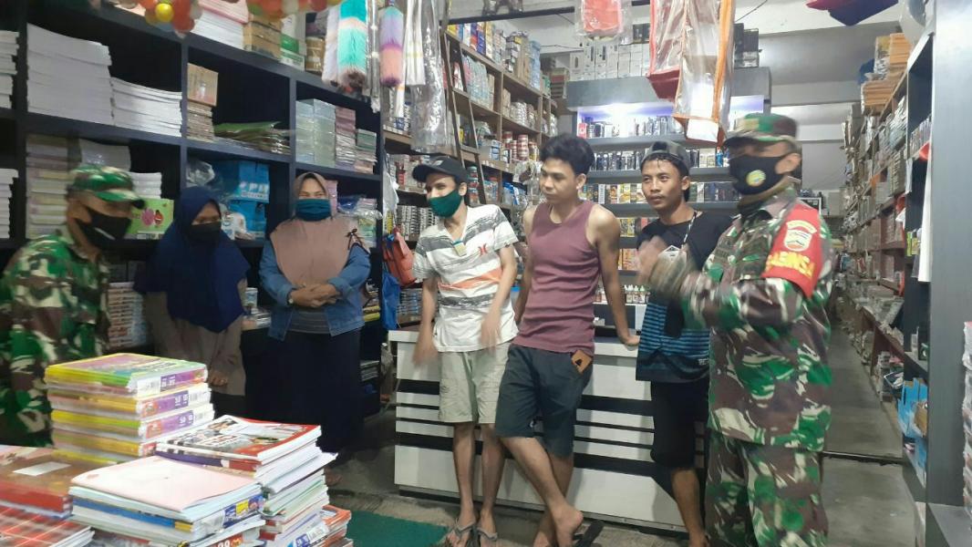 Babinsa Koramil 16/Tapung Laksanakan Penegakan Disiplin Covid 19 Malam Hari di Pasar Flamboyan