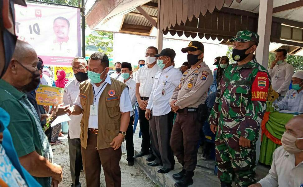 Babinsa Koramil 16/Tapung Memonitor Pembagian BLT DD Tahap 3 Oleh Bupati Kampar