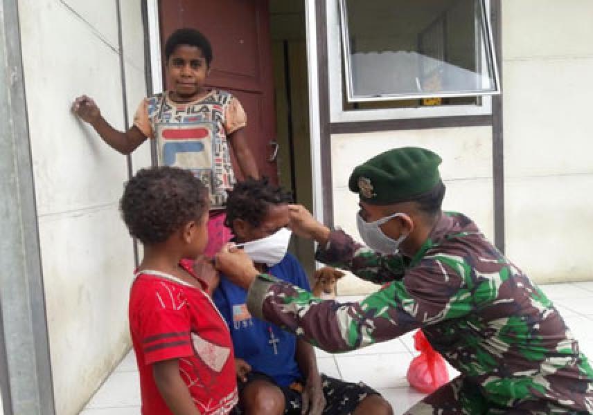 Cegah Penyebaran Covid-19, Satgas 754 Kostrad Bagikan Masker di Kampung Kiliarma Papua
