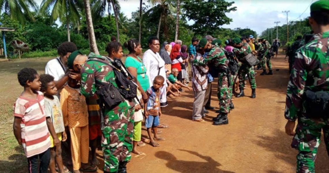 Cerita Haru Warga Papua Saat Perpisahan Dengan Satgas Yonif 411