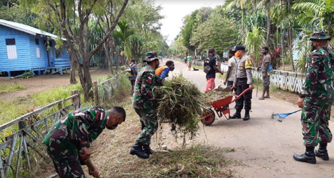 Ciptakan Lingkungan Bersih, Satgas Yonif 125/Simbisa Ajak Warga Gotong Royong