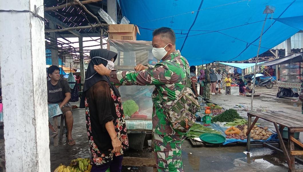 Danramil 14/Kepenuhan Bersama Anggoranya, Disiplinkan Warga dan Bagikan Masker di Pasar