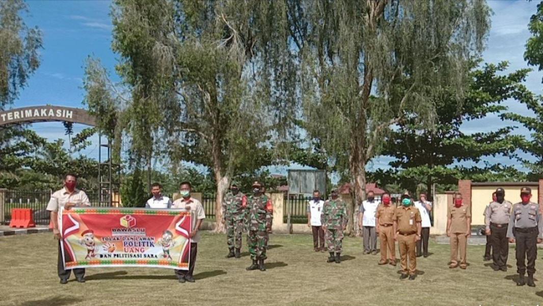 Danramil 14/Kepenuhan Laksanakan Deklarasi Netralitas ASN di Halaman Kantor Polsek Kepenuhan