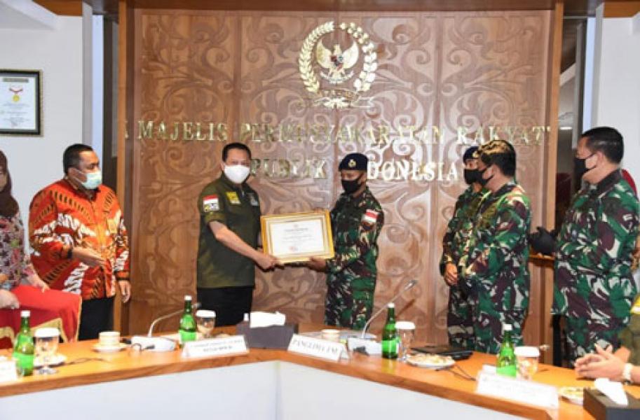 Dua Prajurit TNI AL Terima Apresiasi Dari Ketua MPR RI