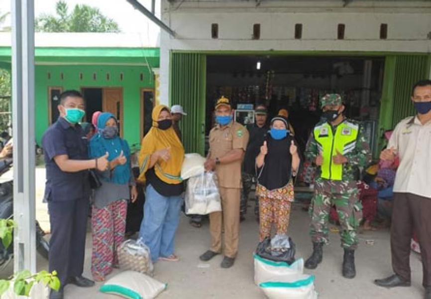 Fase New Normal, Petugas Pendamping BSP Bungaraya Kembali Salurkan Sembako ke Masyarakat
