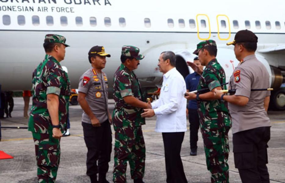 Gubernur dan Kapolda Riau Sambut Kedatangan Panglima TNI dan Kapolri