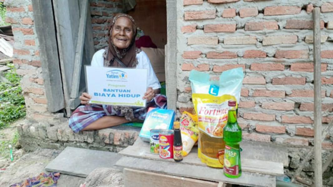 Hidup Sebatangkara, Nenek Inap Terima Bantuan Dari Rumah Yatim