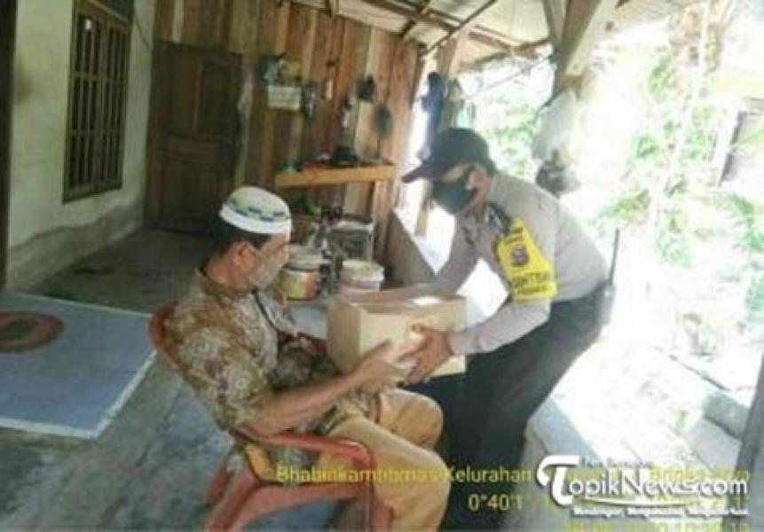 Jajaran Polsek Tualang kembali serahkan Sembako kepada Masyarakat
