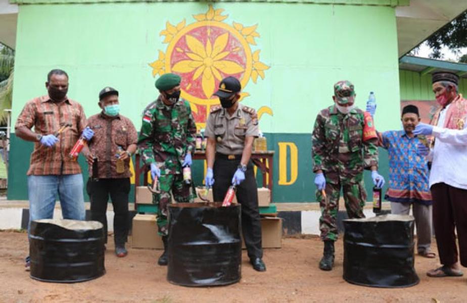 Jelang Purna Tugas, Prajurit Yonif 411 Kostrad Kembali Musnahkan Ratusan Botol Miras Illegal