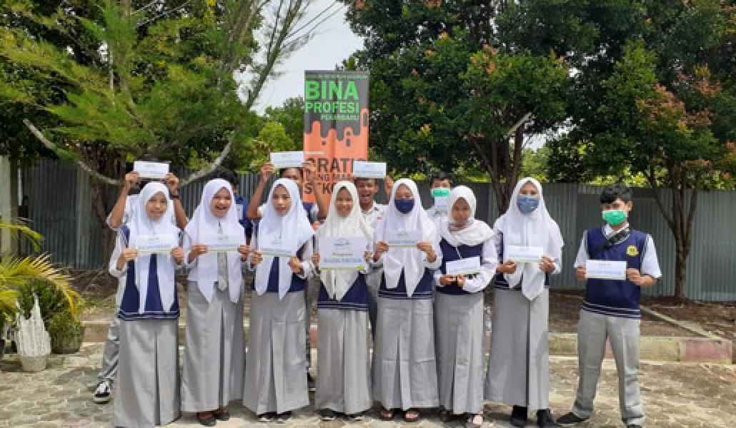 Kepsek SMK Bina Profesi Apresiasi Bantuan Beasiswa Pendidikan Rumah Yatim