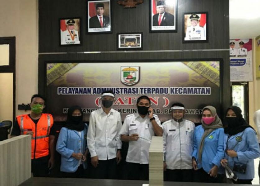 Kukerta Mahasiswa UNRI Bagikan Face Shield Untuk Petugas Pelayanan Masyarakat