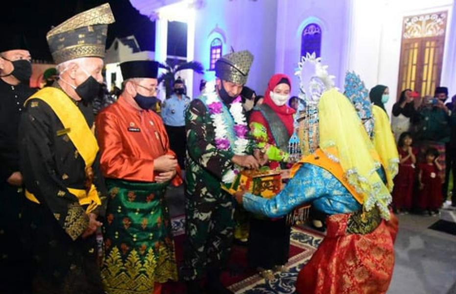 Kunker ke Bengkalis, Plh Bupati Bengkalis Pasangkan Tanjak dan Salempang pada Danrem 031/WB