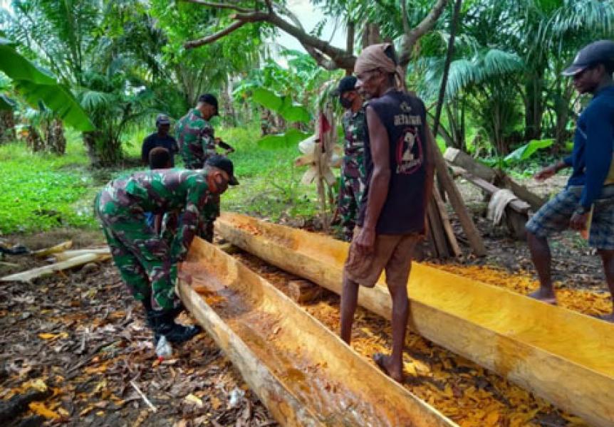 Lestarikan Kearifan Lokal Papua, Satgas Pamtas RI-PNG Bantu Warga Membuat Perahu Tradisional