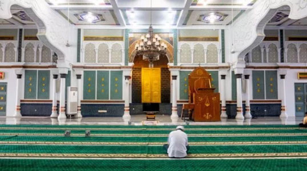 Masuk Masjid Dahulukan Kaki Kanan, Ini Keutamaannya