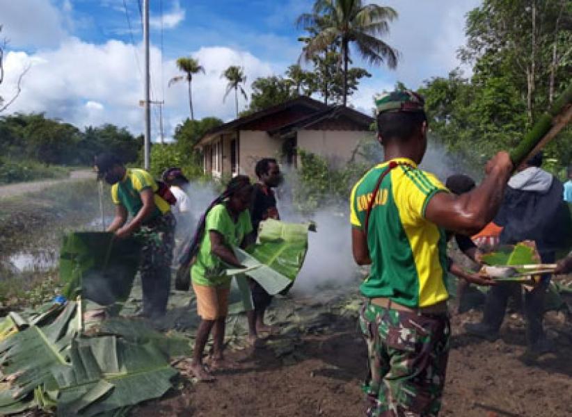 Mempererat Silaturahmi, Satgas 754 Kostrad Bakar Batu Bersama Dengan Masyarakat Kiliarma