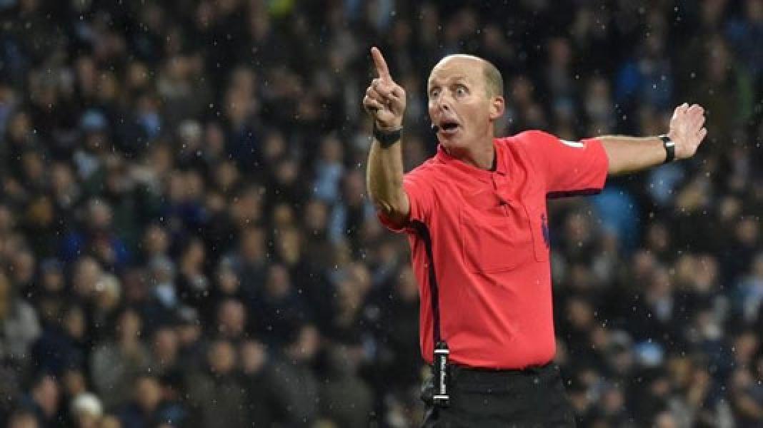 Mike Dean Wasit Derby Merseyside Everton vs Liverpool