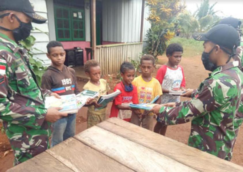 Motivasi Anak-anak Belajar Dirumah, Prajurit Yonif 411 Kostrad Hadiahi Buku Pelajaran