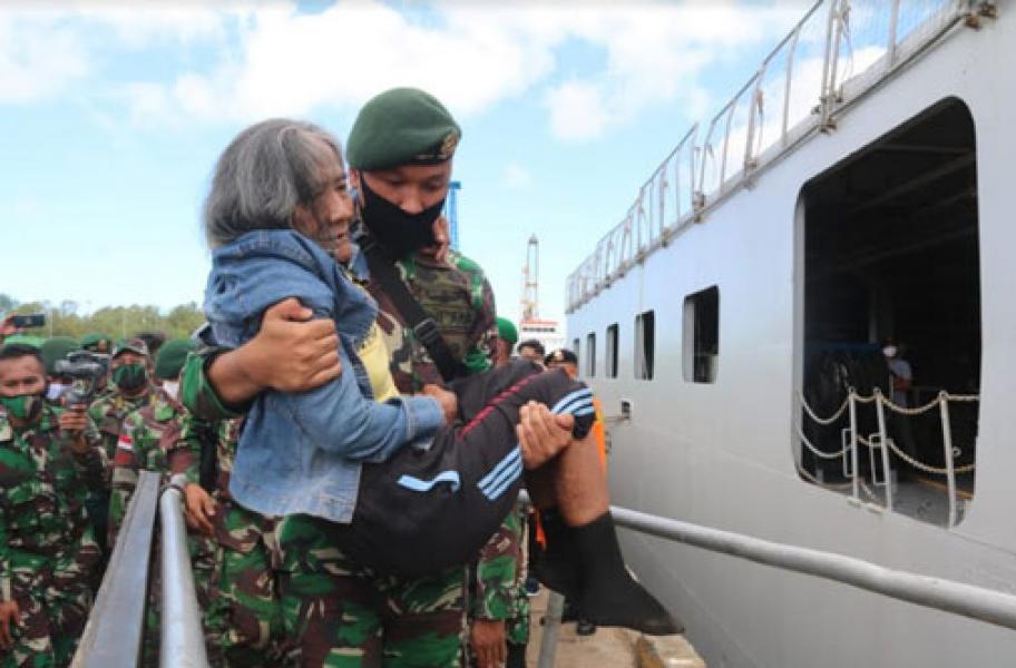 Naik KRI Banda Aceh, Nenek Sumiyati Pulang Kampung Bersama Satgas Yonif 411