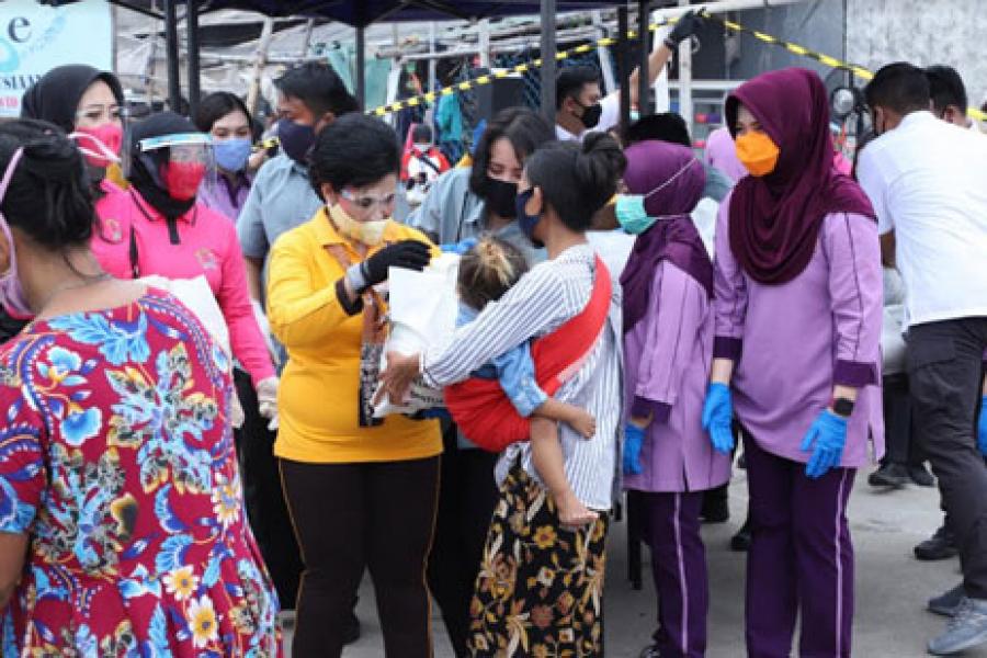 OASE, Dharma Pertiwi dan Bhayangkari Bagikan Paket Sembako Kepada Masyarakat Cilincing