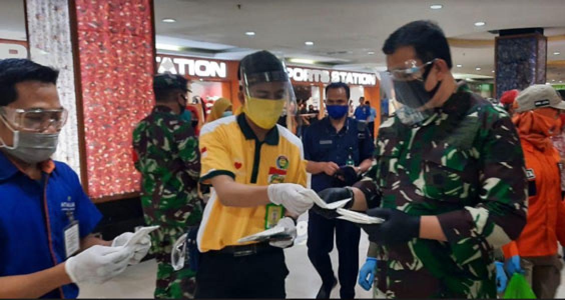 Pangkogabwilhan II Bagikan Masker Gratis Bantuan Presiden RI Bersama Forkopimda Jatim