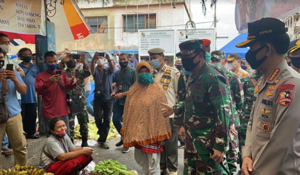 Panglima TNI Tinjau Kesiapan Penerapan Disiplin Protokol Kesehatan di Pasar Kodim Senapelan