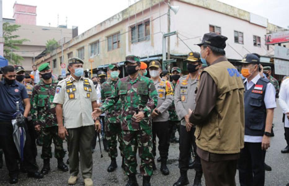 Panglima TNI dan Kapolri Imbau Pedagang di Pekanbaru Selalu Gunakan Masker
