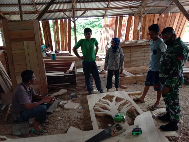 Pantau Dampak Covid-19, Babinsa Koramil 12/Xlll Koto Kampar Komsos ke Pengetaman Kayu