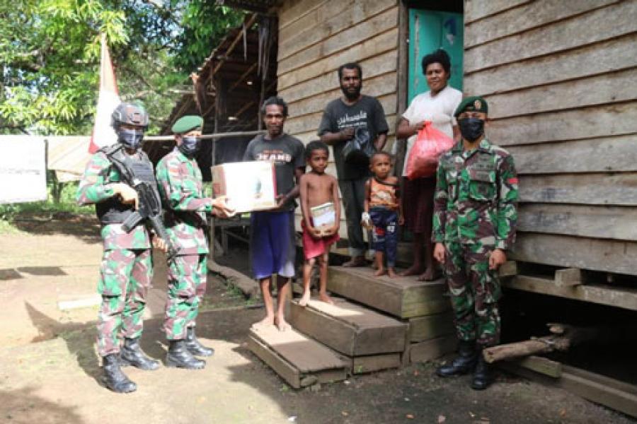 Patroli Ditengah Corona, Prajurit Satgas Pamtas RI-PNG Bagikan Sembako di Tanah Papua