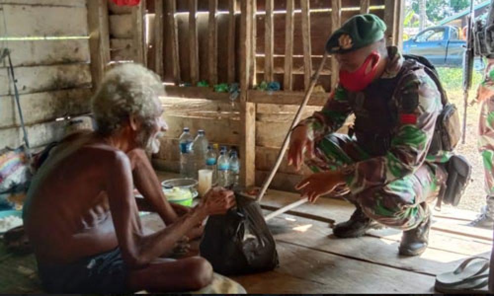 Peduli Sesama, Satgas 754 Kostrad Bagikan Puluhan Paket Sembako di 6 Kampung