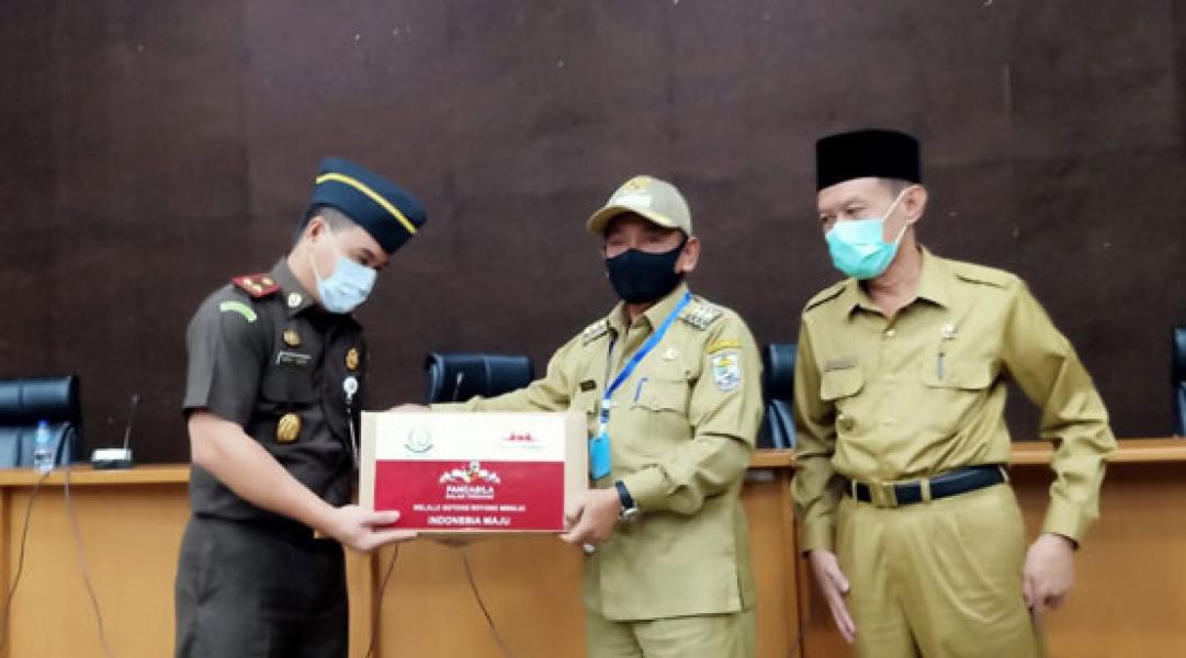 Peduli Warga Terdampak Covid-19, Kejari Pelalawan Serahkan Bantuan Paket Sembako dari Kejati Riau