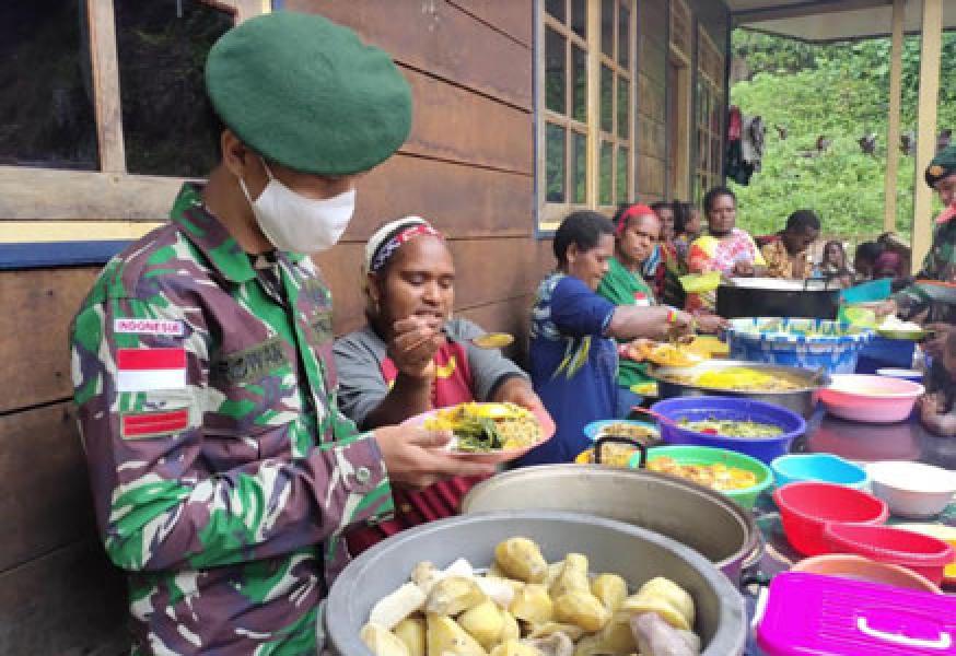 Pererat Rasa Persaudaraan, Satgas 754 Kostrad Ajak Masyarakat Tsinga Makan Bersama