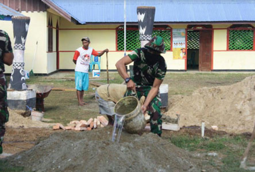 Personel Satgas Pamtas Yonif 125 Kerja Bakti Bersama Warga Kampung Kuler Papua