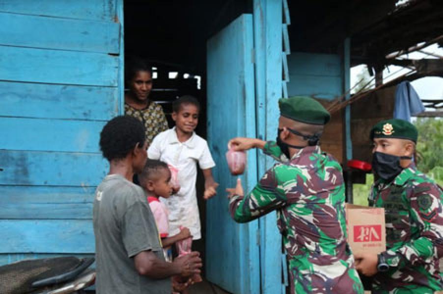 Prajurit Satgas Pamtas RI-PNG Yonif 411 Keliling Kampung Bagikan Bubur Kacang Hijau