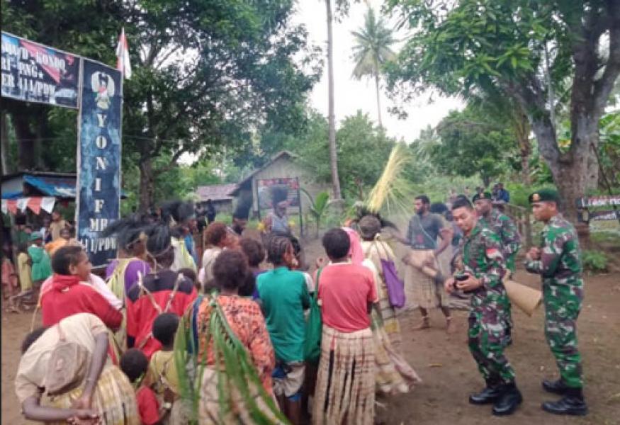 Prajurit Satgas Yonif 411 Gelar Perpisahan, Bakar Batu Bersama Suku Kanum
