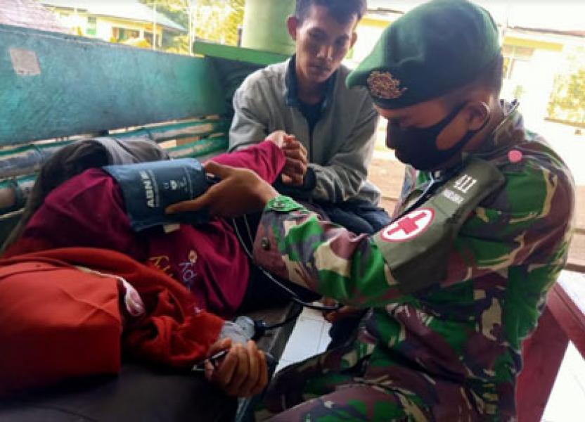 Prajurit TNI Yonif 411 Kostrad Tolong Korban Kecelakaan di Jalan Trans Papua