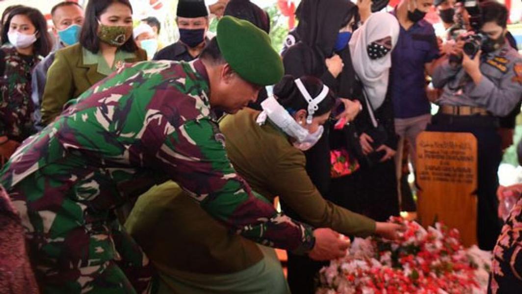 Pramono Edhie Dimakamkan di Sebelah Pusara Ani Yudhoyono