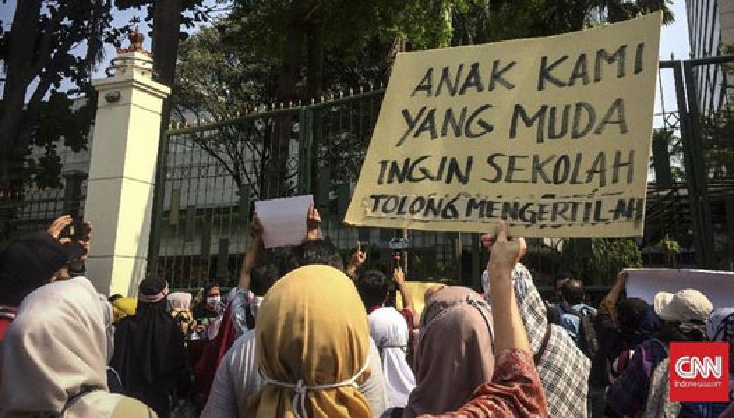 Ratusan Orang Tua Demo di Kantor Nadiem, Minta PPDB DKI Batal
