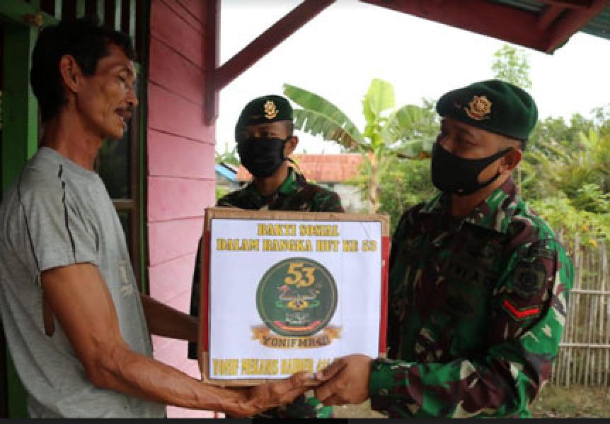 Ringankan Beban, Satgas 411 Kostrad Berbagi Kebahagiaan Dengan Warga Bupul
