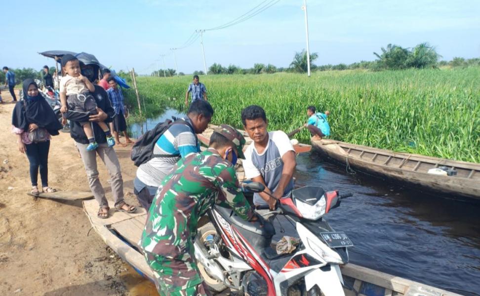 Rusak Parah, Kopda Jantri Istani Bantu Warga Melintas di Jalan Lintas Provinsi Riau Desa Sontang - Kasang Padang  �