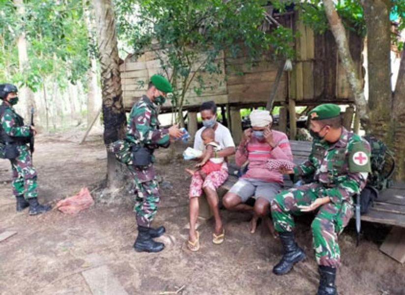 Satgas Yonif 125/Simbisa Bagikan Masker dan Pakaian Layak Pakai Kepada Warga Pedalaman Papua